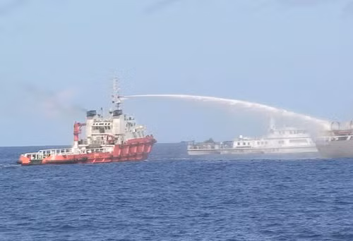 Vòi rồng trên tàu Trung Quốc phun thẳng nước áp lực lớn vào tàu Cảnh sát biển Việt Nam. Vòi rồng trên tàu Trung Quốc phun thẳng nước áp lực lớn vào tàu Cảnh sát biển Việt Nam.