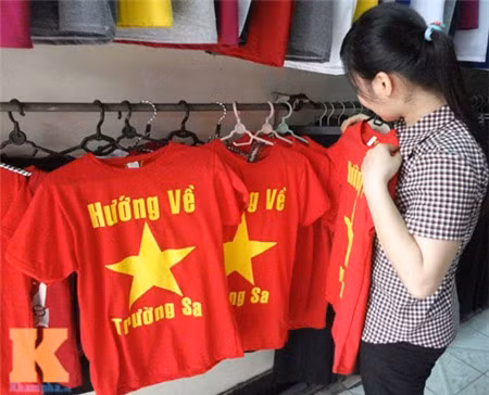 Áo phông với hình cờ đỏ sao vàng và những biểu ngữ đầy ý nghĩa.