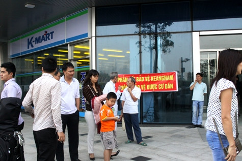 Băn rôn phản đối Ban quản lý Keangnam, bảo vệ Keangnam thiếu trách nhiệm trong sự việc tối ngày 18/11. (Ảnh Nam Phong)