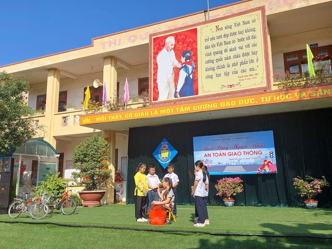 Học sinh Trường Tiểu học Lý Thường Kiệt diễn hoạt cảnh về an toàn giao thông (Ảnh: CTV)