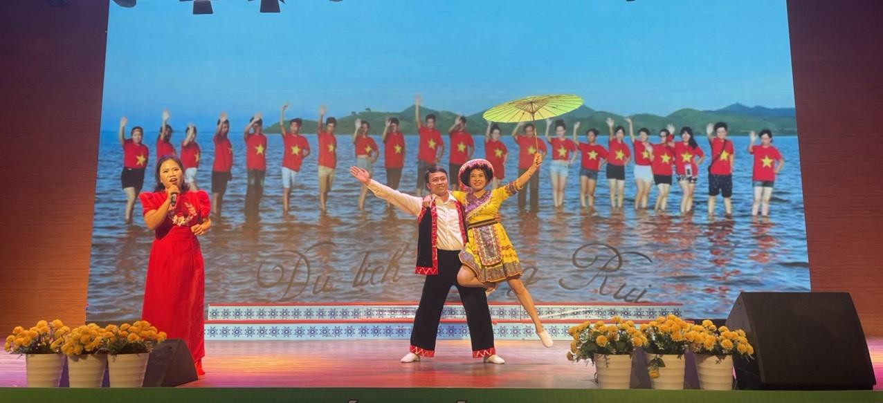 Trong đó không thể thiếu những tiết mục biểu diễn các loại hình nghệ thuật dân tộc (Ảnh: Phạm Linh) Trong đó không thể thiếu những tiết mục biểu diễn các loại hình nghệ thuật dân tộc (Ảnh: Phạm Linh)