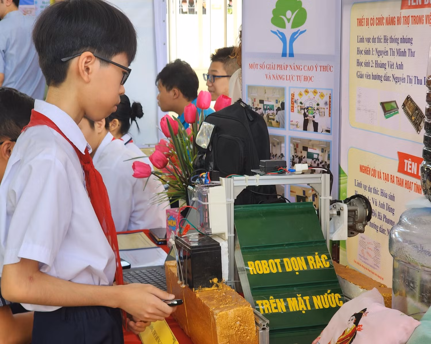 Dự án “Robot dọn rác trên mặt nước” của học sinh Trường Trung học cơ sở Hùng Vương (Ảnh: Phạm Linh) Dự án “Robot dọn rác trên mặt nước” của học sinh Trường Trung học cơ sở Hùng Vương (Ảnh: Phạm Linh)
