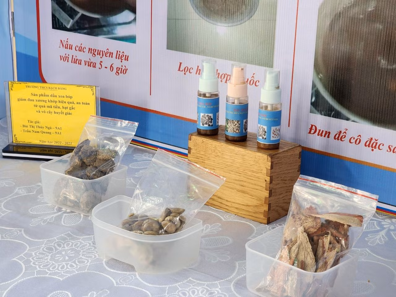 Học sinh chiết xuất quả mã tiền, hạt gấc và vỏ cây huyết giác thành dầu xoa bóp giảm đau xương khớp (Ảnh: Phạm Linh) Học sinh chiết xuất quả mã tiền, hạt gấc và vỏ cây huyết giác thành dầu xoa bóp giảm đau xương khớp (Ảnh: Phạm Linh)
