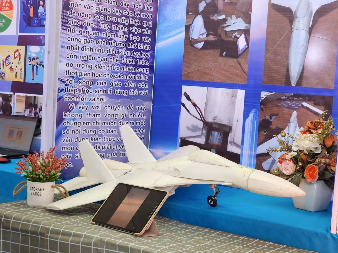 Dự án “Ứng dụng kiến thức liên môn trong chương trình trung học cơ sở để chế tạo thiết bị điều khiển từ xa" (Ảnh: Phạm Linh) Dự án “Ứng dụng kiến thức liên môn trong chương trình trung học cơ sở để chế tạo thiết bị điều khiển từ xa" (Ảnh: Phạm Linh)