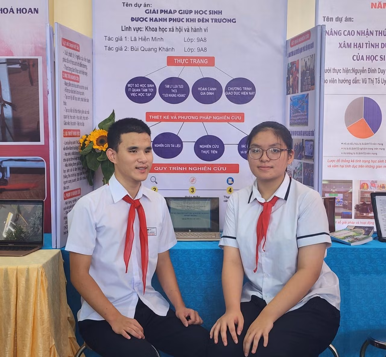 Dự án đặc biệt của cậu học trò khiếm thị chia sẻ về những giải pháp giúp học sinh hạnh phúc khi đến trường (Ảnh: Phạm Linh) Dự án đặc biệt của cậu học trò khiếm thị chia sẻ về những giải pháp giúp học sinh hạnh phúc khi đến trường (Ảnh: Phạm Linh)