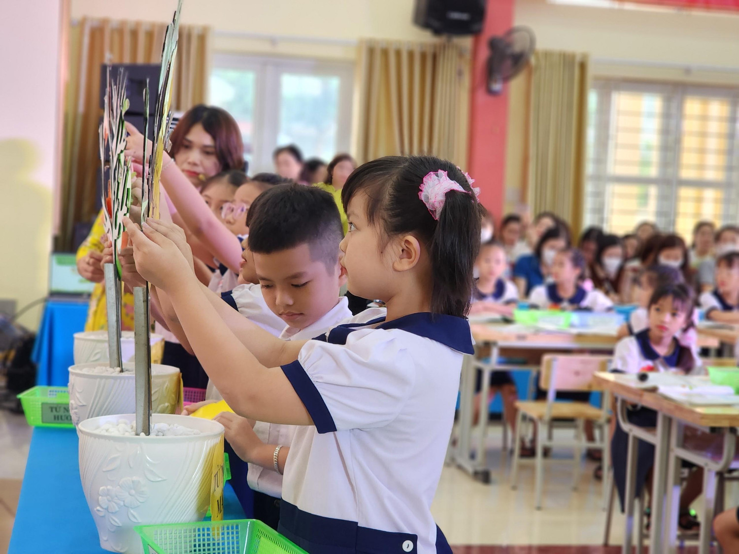 Học sinh dán từ lên cây do cô giáo chuẩn bị (Ảnh: Phạm Linh)