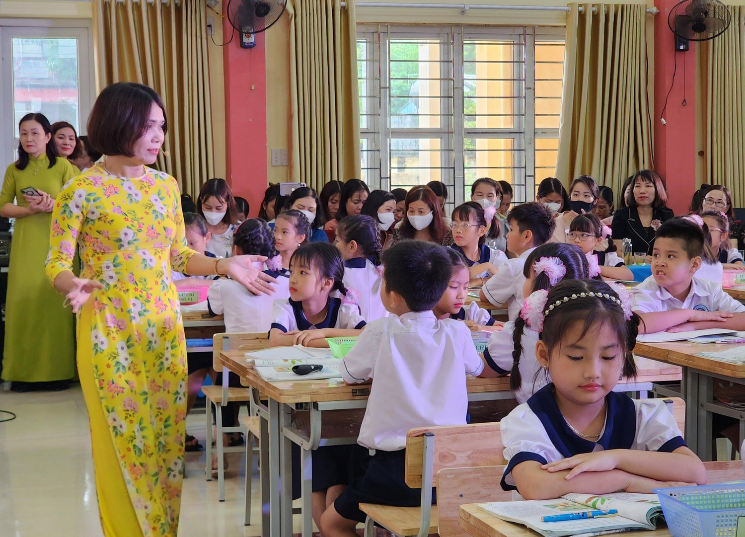 Cô giáo Tuyết cùng học sinh lớp 3A2 thực hiện tiết học về Từ chỉ đặc điểm; Câu nêu đặc điểm thuộc chủ điểm “Cổng trường rộng mở” (Ảnh: Phạm Linh)