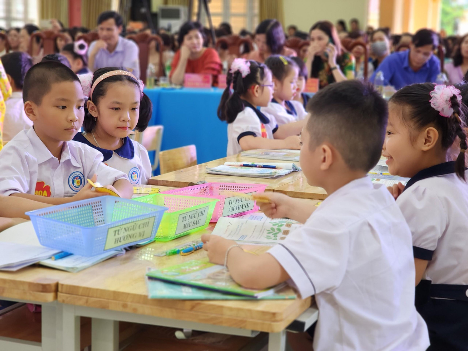 Cô giáo cho học sinh tham gia các hoạt động trao đổi, thảo luận theo nhóm (Ảnh: Phạm Linh)