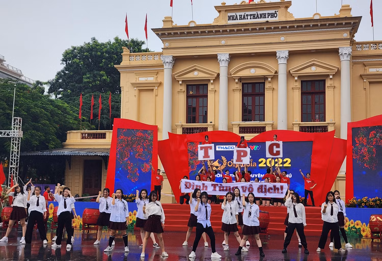 Các vũ công của Trường Trung học phổ thông Chuyên Trần Phú "đội mưa" biểu diễn (Ảnh: Phạm Linh)