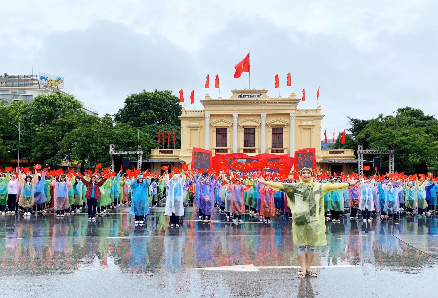 Biên đạo cùng 500 học sinh "đội mưa" để tham gia tổng duyệt chuẩn bị cho chung kết Đường lên đỉnh Olympia (Ảnh: Đình Huy)