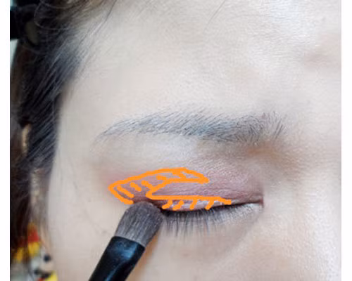 Dùng màu hồng sen đậm đánh chồng lớp. (Ảnh:hb) Xem thêm: Những kiểu trang điểm nude đáng học hỏi nhất