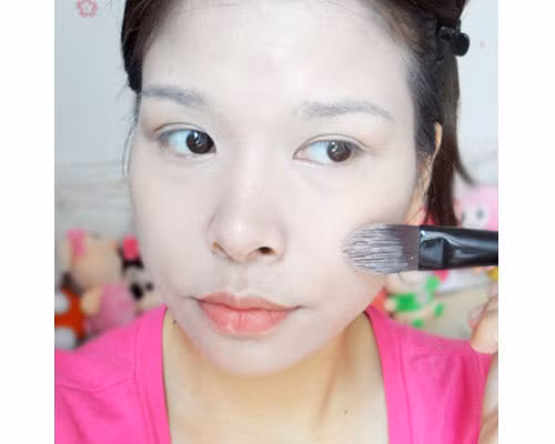 Dùng cọ trang điểm sẽ giúp da mịn đẹp hơn. (Ảnh:hb) Xem thêm: Những kiểu trang điểm nude đáng học hỏi nhất