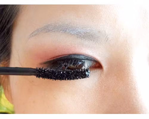 Chuốt mi bằng masscara, chú ý không để mí mắt bị vón cục. (Ảnh:hb) Xem thêm: Những kiểu trang điểm nude đáng học hỏi nhất
