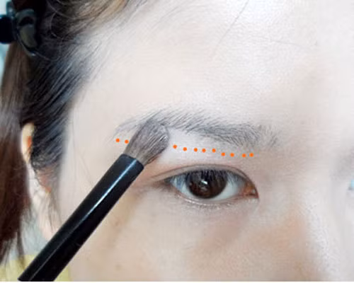 Sau đó dùng màu nhũ bạc đánh sát chân mày. Điều này sẽ giúp cho mắt bạn trông sáng hơn. (Ảnh:hb) Xem thêm: Những kiểu trang điểm nude đáng học hỏi nhất