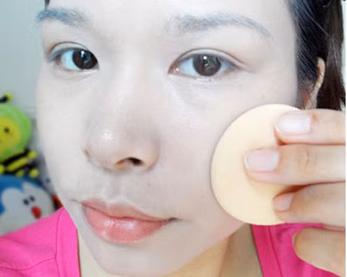 Dùng phấn phủ đánh lớp mỏng, nhẹ, tạo cho da vẻ đẹp tự nhiên. (Ảnh:hb) Xem thêm: Những kiểu trang điểm nude đáng học hỏi nhất