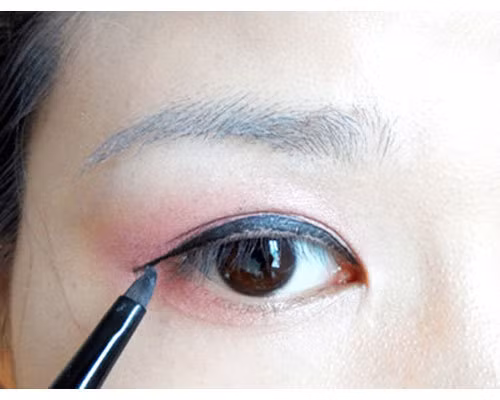 Dùng bút mắt nước kẻ đường mắt mèo sắc nét. (Ảnh:hb) Xem thêm: Những kiểu trang điểm nude đáng học hỏi nhất