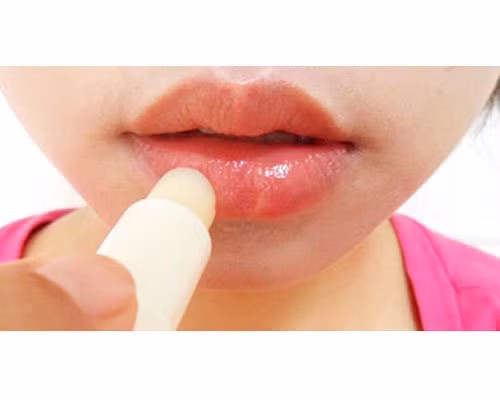 Tiếp theo, dùng son dưỡng môi tạo sự mềm mại, tươi trẻ. (Ảnh:hb) Xem thêm: Những kiểu trang điểm nude đáng học hỏi nhất