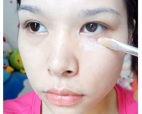 Tiếp tục dùng kem nền bôi lớp mỏng, nhẹ đều khắp gương mặt. (Ảnh:hb) Xem thêm: Những kiểu trang điểm nude đáng học hỏi nhất