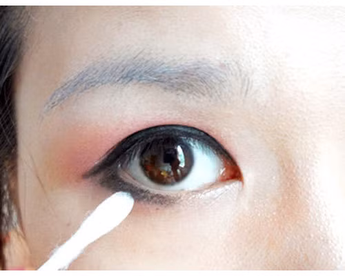 Sau đó, tiếp tục kẻ viền mắt dưới. Dùng tăm bôm dàn đều màu mắt sao cho màu không quá đậm. (Ảnh:hb) Xem thêm: Những kiểu trang điểm nude đáng học hỏi nhất