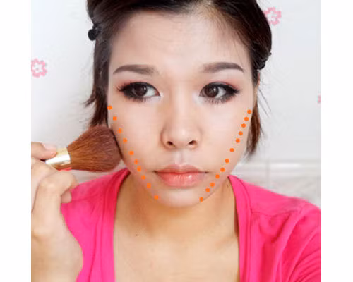 Dùng phấn phủ dọc theo hai gên má. (Ảnh:hb) Xem thêm: Những kiểu trang điểm nude đáng học hỏi nhất