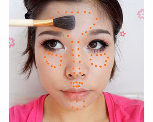 Sau đó, bạn dùng phấn che khuyết điểm phủ nhẹ vào những điểm dễ lộ nếp nhăn trên khuôn mặt. (Ảnh:hb) Xem thêm: Những kiểu trang điểm nude đáng học hỏi nhất