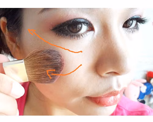 Một chút má hồng cho đôi má thêm xinh, rạng rỡ. (Ảnh:hb) Xem thêm: Những kiểu trang điểm nude đáng học hỏi nhất