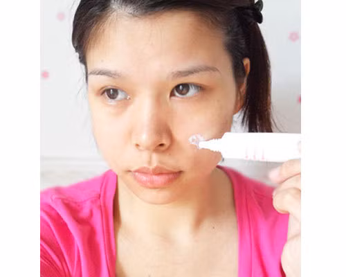 Tiếp đến, dùng kem lót chấm vào các điểm chính trên gương mặt, sau đó tán đều. (Ảnh:hb) Xem thêm: Những kiểu trang điểm nude đáng học hỏi nhất