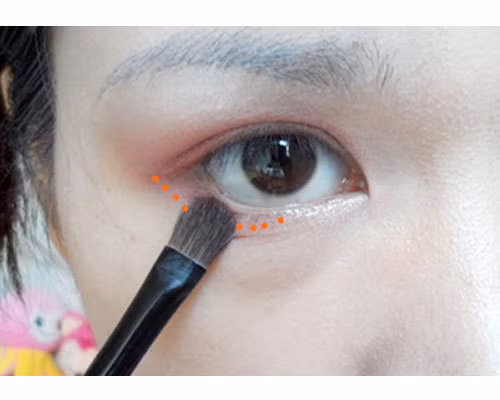Cũng tone hồng cánh sen, đánh viền mắt dưới.(Ảnh:hb) Xem thêm: Những kiểu trang điểm nude đáng học hỏi nhất