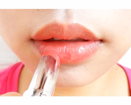 Sau đó, dùng son môi khô đánh chồng lên trên, tạo nét quyến rũ - gợi cảm cho đôi môi. (Ảnh:hb) Xem thêm: Những kiểu trang điểm nude đáng học hỏi nhất
