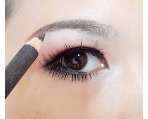 Dùng chỉ kẻ màu tô điểm làm sao cho lông mày nét, cong. (Ảnh:hb) Xem thêm: Những kiểu trang điểm nude đáng học hỏi nhất
