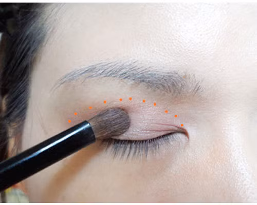 Lựa màu hồng sen nhạt đánh nền cho mí mắt trên. (Ảnh:hb) Xem thêm: Những kiểu trang điểm nude đáng học hỏi nhất