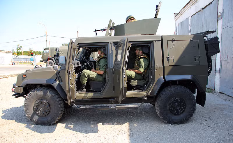 Iveco LMV được phát triển từ năm 2001 và được thiết kế dành riêng cho Quân đội. Iveco LMV có hệ thống giáp bảo vệ rất tốt, giúp xe có thể chống lại hỏa lực của các loại vũ khí nhỏ như súng 5,56 và 7,62 mm, thiết bị nổ tự chế, bom, mìn, và thậm chí là các súng máy hạng nặng.