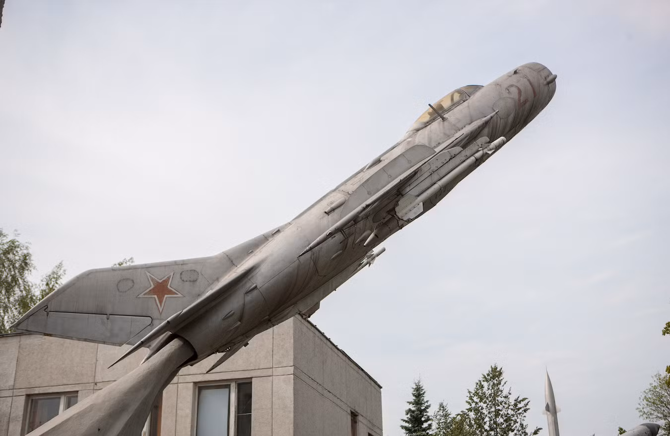 MiG-19 có thể bay với vận tốc cực đại 1.455 km/h, tầm hoạt động 685 km và trần bay lên đến 17.500 m. Farmer trang bị 3 khẩu pháo 30 mm NR-30 (70 viên đạn mỗi súng gắn trên cánh, 55 viên súng gắn trên thân) và có thể mang 250 kg bom hoặc rocket không điều khiển trên 4 giá đỡ dưới cánh. MiG-19 có thể bay với vận tốc cực đại 1.455 km/h, tầm hoạt động 685 km và trần bay lên đến 17.500 m. Farmer trang bị 3 khẩu pháo 30 mm NR-30 (70 viên đạn mỗi súng gắn trên cánh, 55 viên súng gắn trên thân) và có thể mang 250 kg bom hoặc rocket không điều khiển trên 4 giá đỡ dưới cánh.