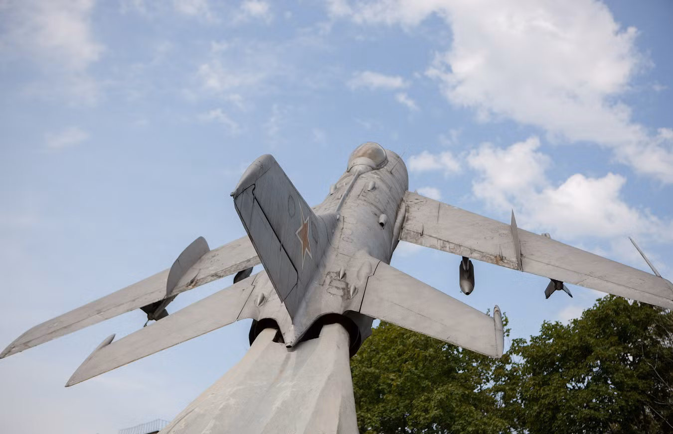 MiG-19 và các biến thể của nó đã gây nhiều sự sửng sốt vì khả năng điều khiển bằng tay dễ dàng và hỏa lực mạnh, với 3 khẩu pháo 30 mm NR-30 có thể bắn ra cùng lúc 18 kg đạn, đủ để kẻ địch thảm bại trong các trận chiến. MiG-19 và các biến thể của nó đã gây nhiều sự sửng sốt vì khả năng điều khiển bằng tay dễ dàng và hỏa lực mạnh, với 3 khẩu pháo 30 mm NR-30 có thể bắn ra cùng lúc 18 kg đạn, đủ để kẻ địch thảm bại trong các trận chiến.