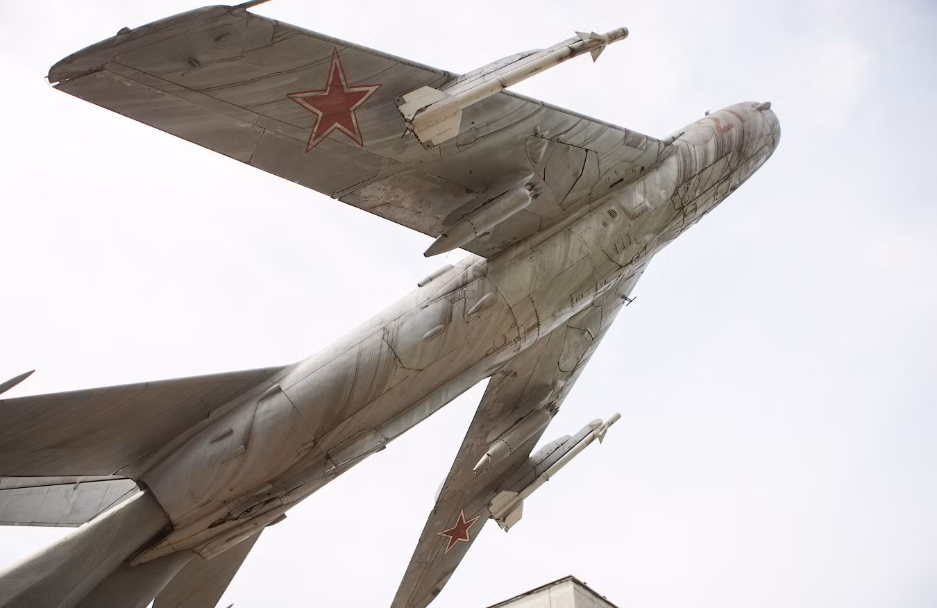 MiG-19 (định danh NATO Farmer)được sản xuất bởi Mikoyan-Gurevich, bay thử lần đầu tiên vào ngày 18 tháng 9 năm 1953, nó được sử dụng rộng rãi ở nhiều quốc gia, có khoảng 8.000 chiếc đã sản xuất và nó có biến thể khác là Shenyang J-6 do Trung Quốc sản xuất và Avia S-105 do Tiệp Khắc sản xuất. Trong ảnh là tượng đài tiêm kích MiG-19 tại Bảo tàng chiến tranh vệ quốc ở Kiev, Ukraina. MiG-19 (định danh NATO Farmer)được sản xuất bởi Mikoyan-Gurevich, bay thử lần đầu tiên vào ngày 18 tháng 9 năm 1953, nó được sử dụng rộng rãi ở nhiều quốc gia, có khoảng 8.000 chiếc đã sản xuất và nó có biến thể khác là Shenyang J-6 do Trung Quốc sản xuất và Avia S-105 do Tiệp Khắc sản xuất. Trong ảnh là tượng đài tiêm kích MiG-19 tại Bảo tàng chiến tranh vệ quốc ở Kiev, Ukraina.
