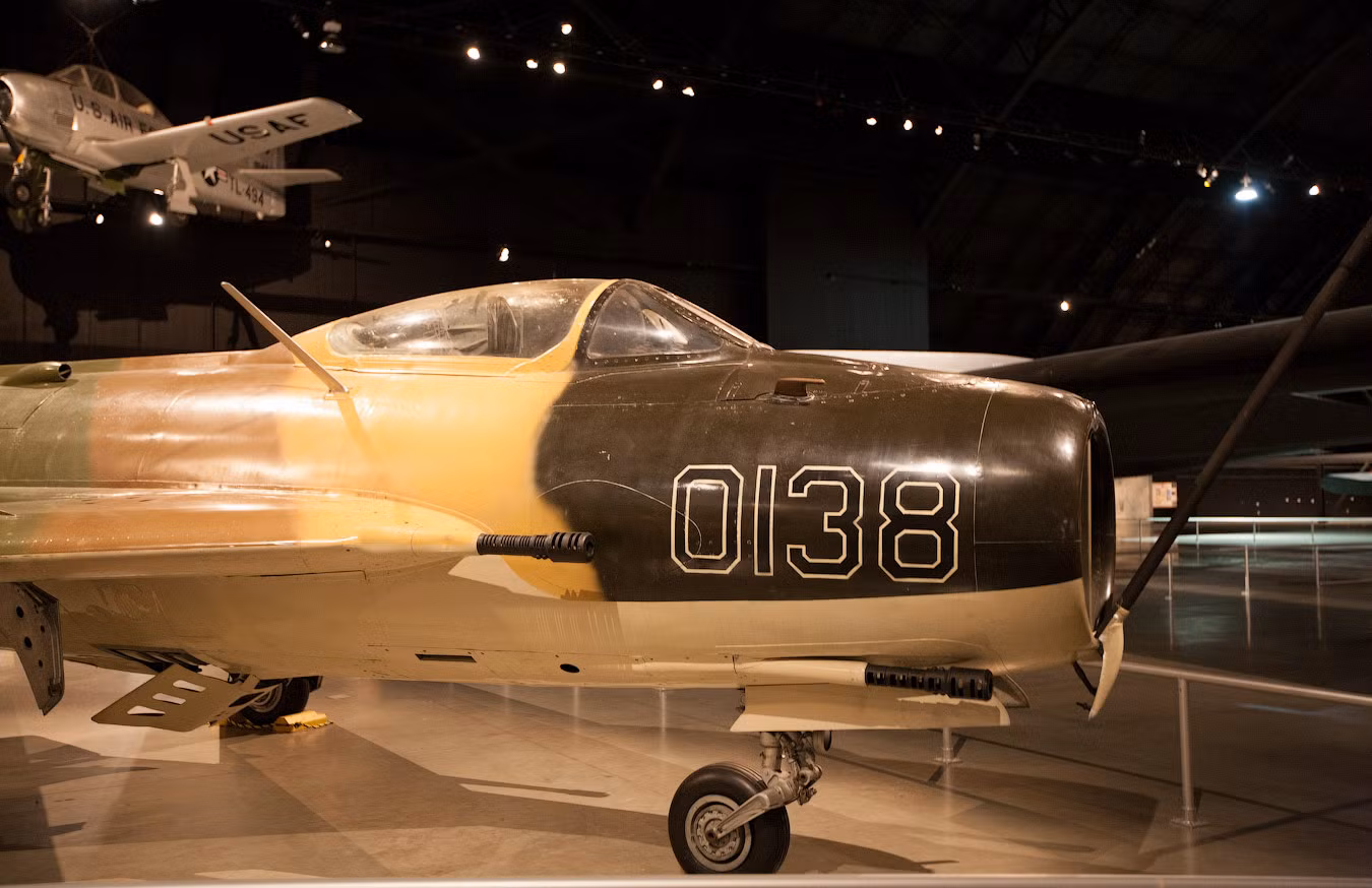 Trong năm 1958-1967, Không quân Ai Cập đã nhận được 160 tiêm kích MiG-19S. Sau khi cắt đứt quan hệ với Liên Xô vào năm 1976, Ai Cập thiết lập mối quan hệ hợp tác chặt chẽ với Trung Quốc, từ đó nhận được rất nhiều tiêm kích F-6 (biến thể xuất khẩu của máy bay J-6 – cũng chính là MiG-19P). Trong ảnh là Tiêm kích MiG-19S mang số hiệu 0138 của Không quân Ai Cập tại Bảo tàng Không quân Mỹ ở Dayton. Trong năm 1958-1967, Không quân Ai Cập đã nhận được 160 tiêm kích MiG-19S. Sau khi cắt đứt quan hệ với Liên Xô vào năm 1976, Ai Cập thiết lập mối quan hệ hợp tác chặt chẽ với Trung Quốc, từ đó nhận được rất nhiều tiêm kích F-6 (biến thể xuất khẩu của máy bay J-6 – cũng chính là MiG-19P). Trong ảnh là Tiêm kích MiG-19S mang số hiệu 0138 của Không quân Ai Cập tại Bảo tàng Không quân Mỹ ở Dayton.