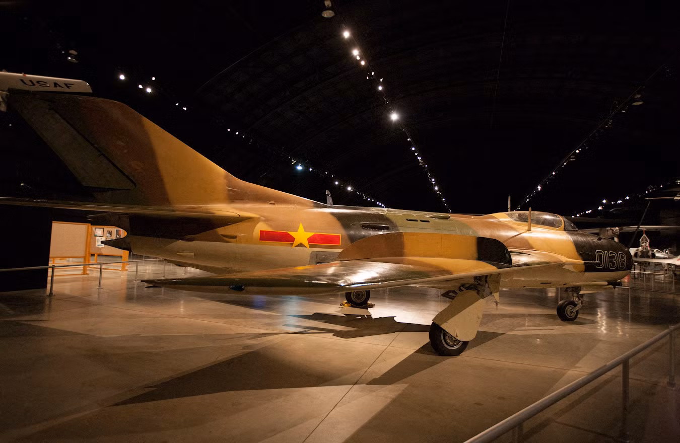 Tiêm kích MiG-19S mang số hiệu 0138 của Không quân Ai Cập tại Bảo tàng Không quân Mỹ ở Dayton. Tiêm kích MiG-19S mang số hiệu 0138 của Không quân Ai Cập tại Bảo tàng Không quân Mỹ ở Dayton.