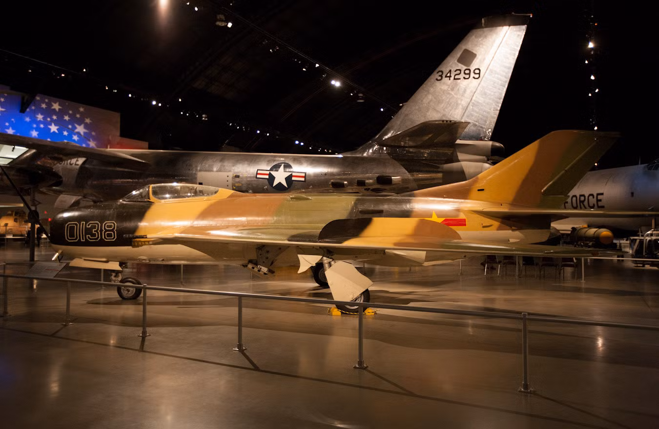 Tiêm kích MiG-19S mang số hiệu 0138 của Không quân Ai Cập tại Bảo tàng Không quân Mỹ ở Dayton. Tiêm kích MiG-19S mang số hiệu 0138 của Không quân Ai Cập tại Bảo tàng Không quân Mỹ ở Dayton.