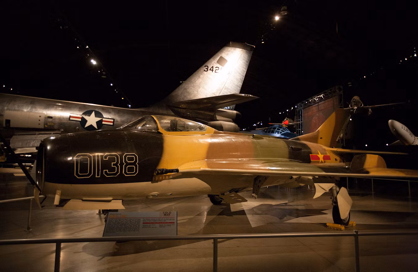 Tiêm kích MiG-19S mang số hiệu 0138 của Không quân Ai Cập tại Bảo tàng Không quân Mỹ ở Dayton. Tiêm kích MiG-19S mang số hiệu 0138 của Không quân Ai Cập tại Bảo tàng Không quân Mỹ ở Dayton.