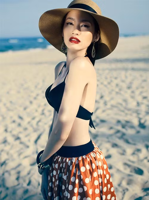 Tuy trước đây vòng 1 nhỏ bé nhưng Trúc Diễm vẫn rất biết cách tạo hình để trở nên quyến rũ hơn.