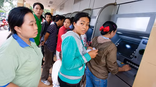 Tại một số ngân hàng, các giao dịch ATM nội mạng như rút tiền, chuyển khoản... cũng bị thu phí. Ảnh: Tiến Thành Tại một số ngân hàng, các giao dịch ATM nội mạng như rút tiền, chuyển khoản... cũng bị thu phí. Ảnh: Tiến Thành