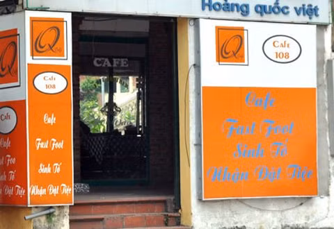 Không chỉ sai chính tả tiếng Việt, một số biển quảng cáo tiếng Anh cũng sai. "Fastfood" (đồ ăn nhanh) sai thành "Fast Foot" ("Foot" nghĩa là bàn chân). Ảnh: VnExpress. Không chỉ sai chính tả tiếng Việt, một số biển quảng cáo tiếng Anh cũng sai. "Fastfood" (đồ ăn nhanh) sai thành "Fast Foot" ("Foot" nghĩa là bàn chân). Ảnh: VnExpress.
