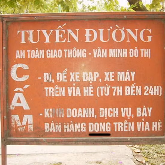 Chiếc biển cấm cũng sai chính tả. Chiếc biển cấm cũng sai chính tả.
