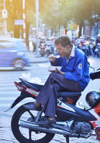 Bữa cơm vội (chụp tại đường Phạm Ngọc Thạch).