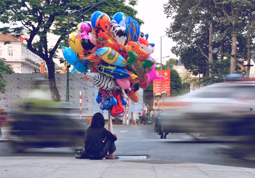 Nhỏ bé giữa đường đời (chụp tại đường Lê Lợi).