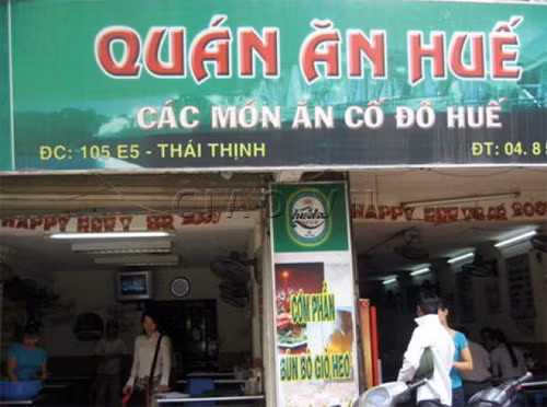 Quán Huế phố Thái Thịnh Đi qua đây, nếu ai không biết sẽ dễ nhầm lẫn nơi này là một tiệm cơm bình dân, vì quán trông rất đơn giản, lại luôn có vẻ đông đúc, xô bồ. Nhưng nếu thuộc hạng "ma xó", ắt hẳn bạn phải biết đây là một trong những quán Huế khá lâu năm ở Hà Nội. Để tìm món đặc sắc hẳn thì hơi khó nhưng ưu điểm của quán này là "gi gỉ gì gi, cái gì cũng có". Thế nên không như nhiều quán Huế khác, khách chỉ có thể ăn chơi, "ăn hương ăn hoa" với các loại bánh Huế, nem lụi, vả... ở đây, bạn hoàn có thể "đánh" một bữa thật no nê, ấm bụng với các món Huế nặng đô hơn như cơm âm phủ, cơm rang hến, cơm thịt kho... Ngoài ra, giá cả cũng "bình dân" đúng như vẻ ngoài của quán, các món dao động từ 25.000 - 40.000 đồng. Nhờ thế, quán ngày càng đông khách nườm nượp, dân văn phòng quanh đây cũng rất chuộng . Địa chỉ: 105-E5 Thái Thịnh, Đống Đa, Hà Nội. Quán Huế phố Thái Thịnh Đi qua đây, nếu ai không biết sẽ dễ nhầm lẫn nơi này là một tiệm cơm bình dân, vì quán trông rất đơn giản, lại luôn có vẻ đông đúc, xô bồ. Nhưng nếu thuộc hạng "ma xó", ắt hẳn bạn phải biết đây là một trong những quán Huế khá lâu năm ở Hà Nội. Để tìm món đặc sắc hẳn thì hơi khó nhưng ưu điểm của quán này là "gi gỉ gì gi, cái gì cũng có". Thế nên không như nhiều quán Huế khác, khách chỉ có thể ăn chơi, "ăn hương ăn hoa" với các loại bánh Huế, nem lụi, vả... ở đây, bạn hoàn có thể "đánh" một bữa thật no nê, ấm bụng với các món Huế nặng đô hơn như cơm âm phủ, cơm rang hến, cơm thịt kho... Ngoài ra, giá cả cũng "bình dân" đúng như vẻ ngoài của quán, các món dao động từ 25.000 - 40.000 đồng. Nhờ thế, quán ngày càng đông khách nườm nượp, dân văn phòng quanh đây cũng rất chuộng . Địa chỉ: 105-E5 Thái Thịnh, Đống Đa, Hà Nội.