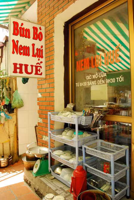 Nơi này không phục vụ theo tác phong công nghiệp mà chỉ khi có khách tới yêu cầu, nhân viên mới ngồi "nặn" từng que nem lụi, rồi đem nướng trên bếp than hoa đỏ rực, tỏa mùi thơm phức. Nhờ thế mà nem ngon, thơm mềm, nóng phỏng tay, ăn rất đã. Nem lụi nơi này có giá 7.000 đồng/chiếc. Nếu so với một quán nhỏ bình dân, nằm trong ngõ hẻm thì có lẽ hơi đắt, song vì nó chất lượng nên hầu hết các thực khách đều chấp nhận. Địa chỉ: B18, Lương Đình Của, Kim Liên Hà Nội. Nơi này không phục vụ theo tác phong công nghiệp mà chỉ khi có khách tới yêu cầu, nhân viên mới ngồi "nặn" từng que nem lụi, rồi đem nướng trên bếp than hoa đỏ rực, tỏa mùi thơm phức. Nhờ thế mà nem ngon, thơm mềm, nóng phỏng tay, ăn rất đã. Nem lụi nơi này có giá 7.000 đồng/chiếc. Nếu so với một quán nhỏ bình dân, nằm trong ngõ hẻm thì có lẽ hơi đắt, song vì nó chất lượng nên hầu hết các thực khách đều chấp nhận. Địa chỉ: B18, Lương Đình Của, Kim Liên Hà Nội.