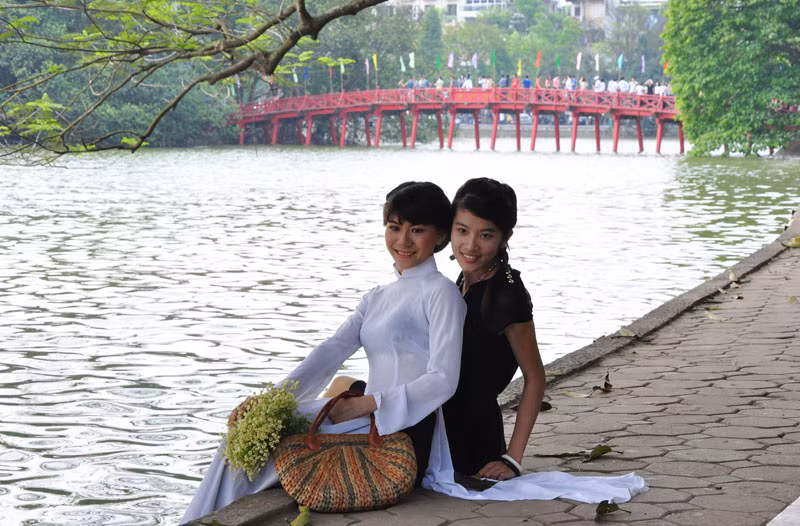 Hồ Gươm luôn là địa điểm lý tưởng để các cặp đôi vợ chồng tìm đến chụp ảnh cưới. Hồ Gươm luôn là địa điểm lý tưởng để các cặp đôi vợ chồng tìm đến chụp ảnh cưới.