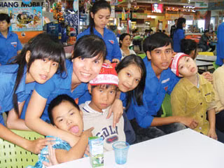 Từ 1/6/2012, người khuyết tật sẽ được giảm giá vé máy bay, tàu, xe. Trong ảnh: Tổ chức vui chơi cho các trẻ khuyết tật tại Thừa Thiên-Huế . Ảnh: Tuyết Khoa/ Thanh Niên. Từ 1/6/2012, người khuyết tật sẽ được giảm giá vé máy bay, tàu, xe. Trong ảnh: Tổ chức vui chơi cho các trẻ khuyết tật tại Thừa Thiên-Huế . Ảnh: Tuyết Khoa/ Thanh Niên.