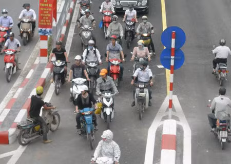 Rất nhiều trường hợp vi phạm luật khi tham gia lưu thông qua cầu vượt. Trong ảnh là một nam thanh niên đang tìm cách đi ngược chiều, cắt ngang dòng phương tiện đông đúc để lên phía bên kia cầu.